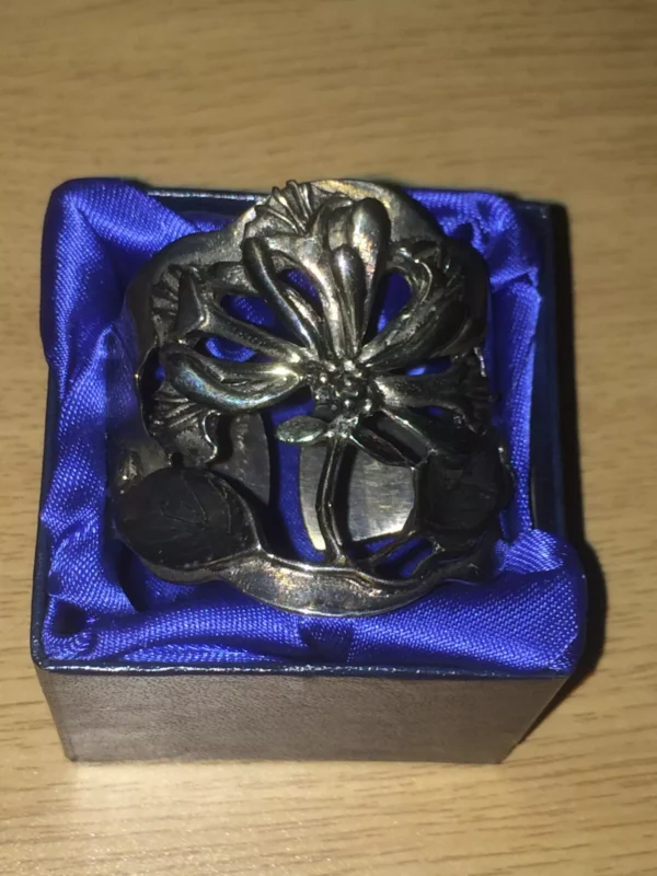 Vintage 'Silver Scenes' Wales Silver Tone Flower Scarf Brooch with Original Box - Image 2