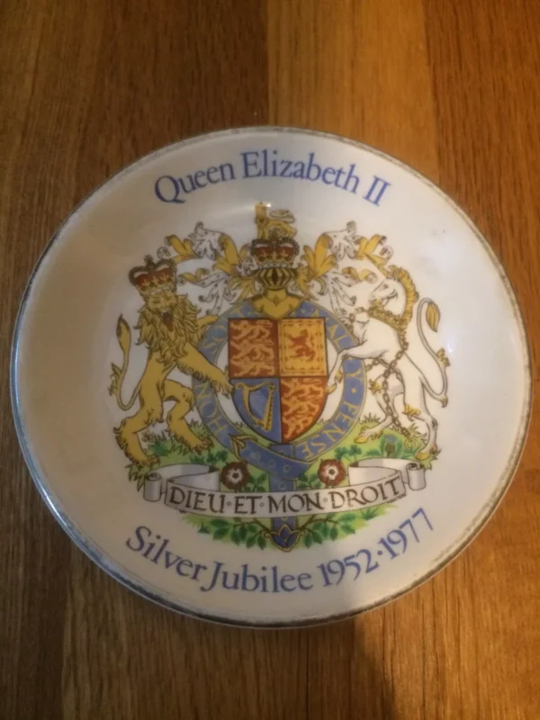 Queen Elizabeth II Silver Jubilee 1952-1977 Collectors Plate Wood&Sons Pre-owned