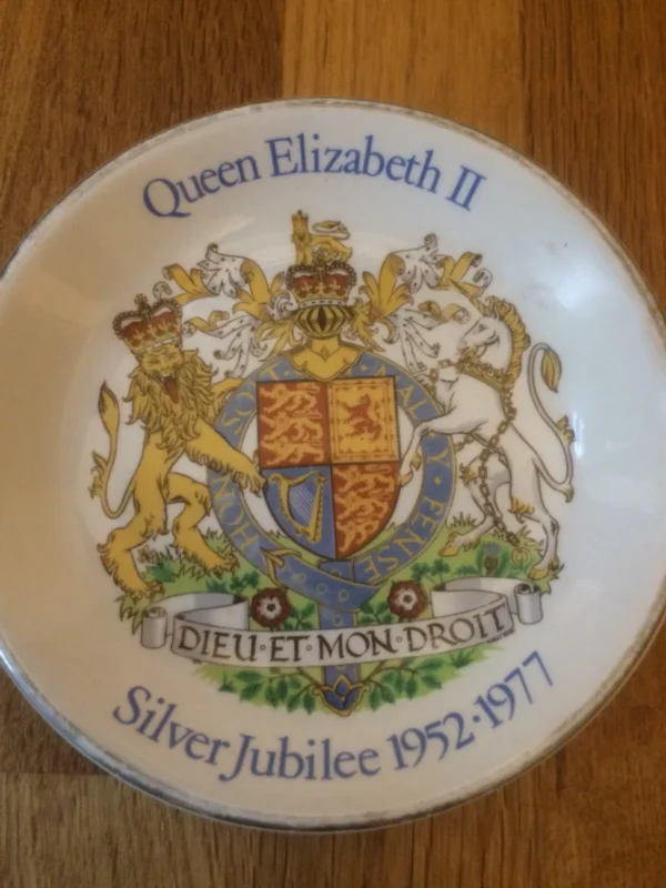 Queen Elizabeth II Silver Jubilee 1952-1977 Collectors Plate Wood&Sons Pre-owned - Image 3