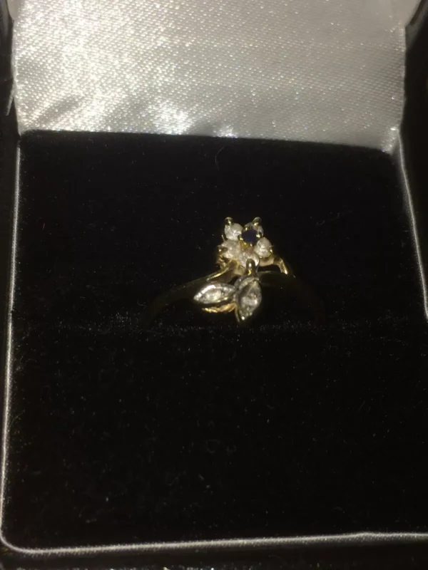 Vintage 14k / 14ct Hallmarked Yellow Gold Flower Ring with CZ Stones Size K - Image 3