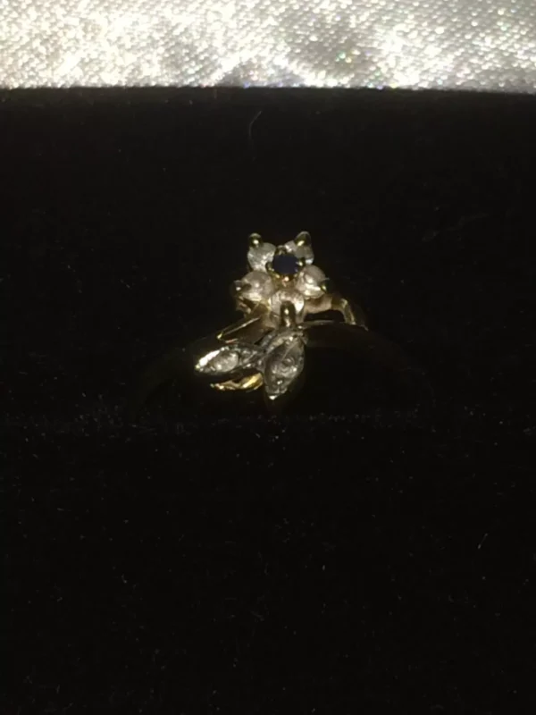 Vintage 14k / 14ct Hallmarked Yellow Gold Flower Ring with CZ Stones Size K - Image 4