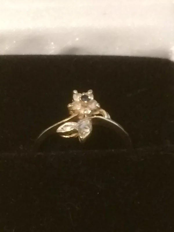 Vintage 14k / 14ct Hallmarked Yellow Gold Flower Ring with CZ Stones Size K - Image 5