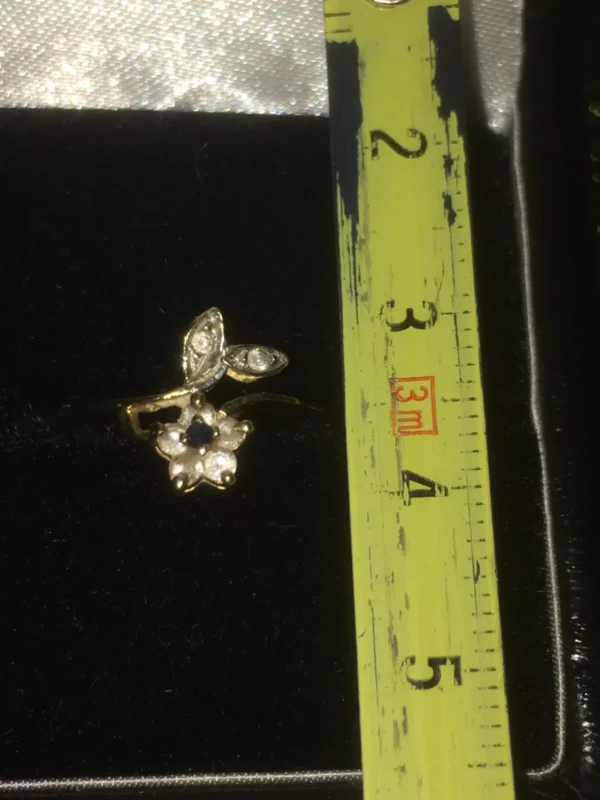 Vintage 14k / 14ct Hallmarked Yellow Gold Flower Ring with CZ Stones Size K - Image 8