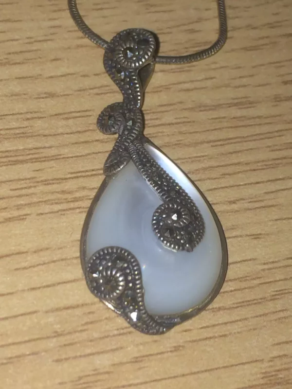 Hallmarked Vintage Italy 925 Snake Chain & Fancy Silver Mother of Pearl Pendant - Image 2