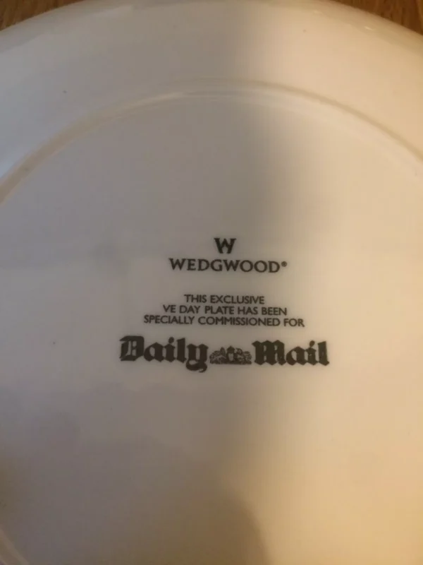 FULL SET Daily Mail Wedgwood VE Day 60th Anniversary 1945-2005 Plate RAF Bombers - Image 14