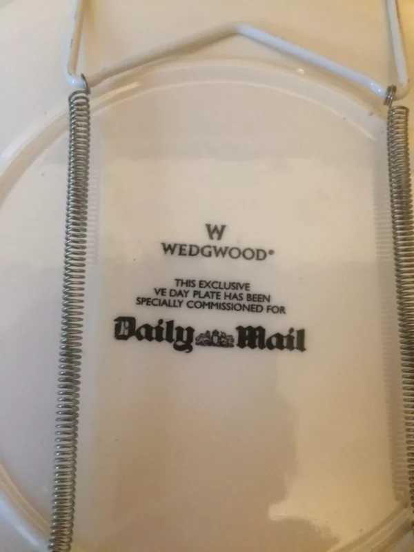 FULL SET Daily Mail Wedgwood VE Day 60th Anniversary 1945-2005 Plate RAF Bombers - Image 5