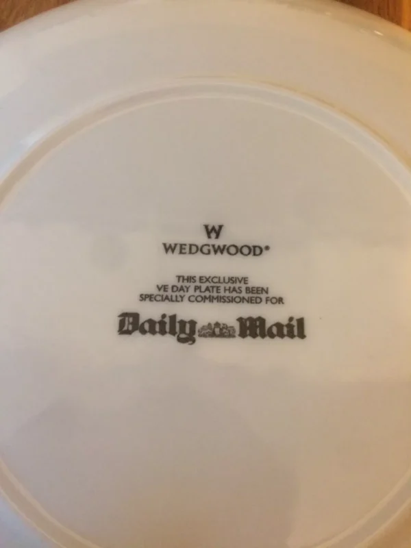 FULL SET Daily Mail Wedgwood VE Day 60th Anniversary 1945-2005 Plate RAF Bombers - Image 9