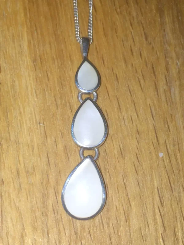 Vintage Next 925 Sterling Silver Cable Chain & Teardrop Mother of Pearl Pendant